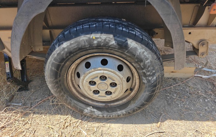 החלפת צמיג אחורי במישור אדומים לפיאט דוקאטו 7.5 טון